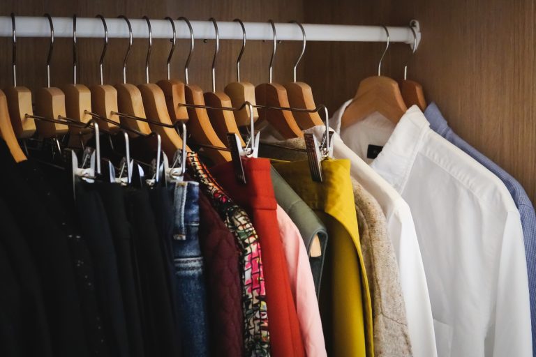 A Vida Secreta dos Cabides de Roupa: A História de um Objecto Essencial que Quase Sempre Subestimamos
